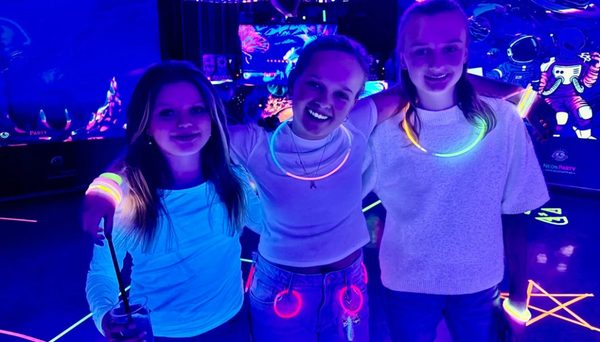 Ungdom på neonparty på Elvarheim ungdomsklubb, Dalen